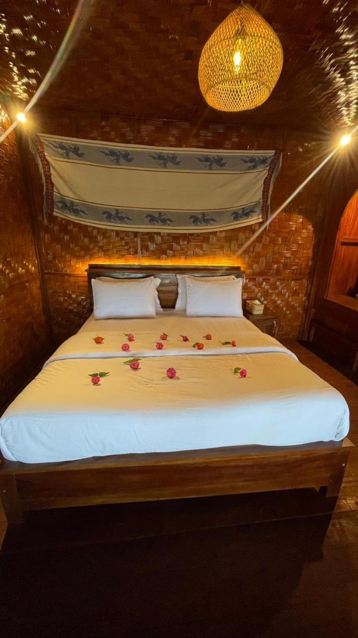 Three Queen Villa And Homestay Waikabubak 外观 照片