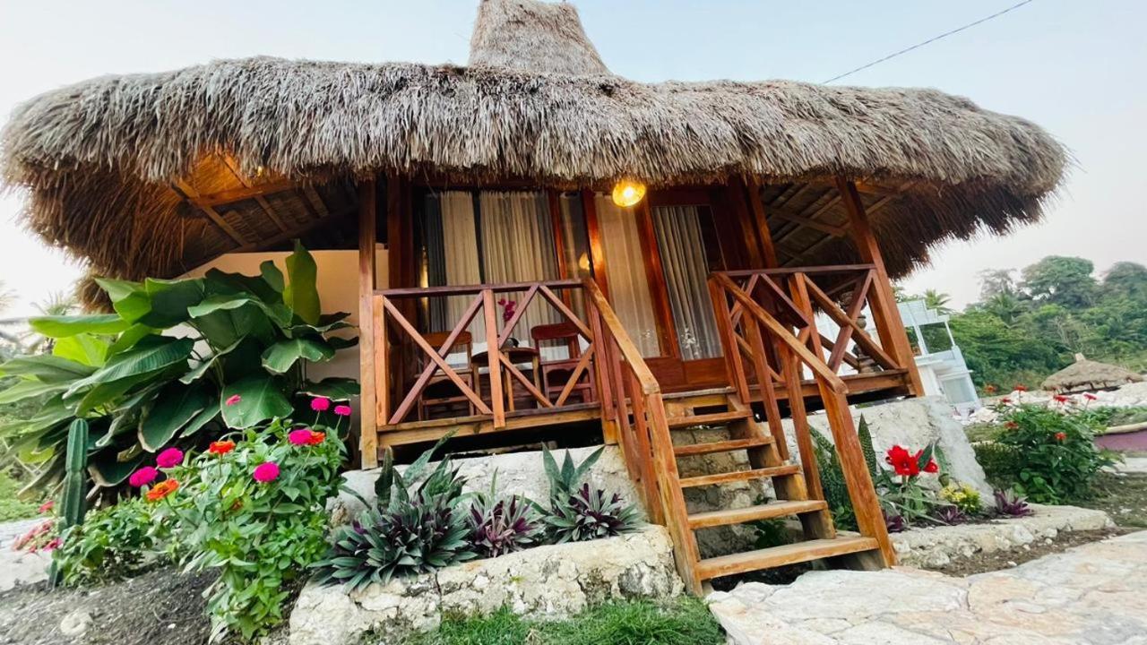 Three Queen Villa And Homestay Waikabubak 外观 照片