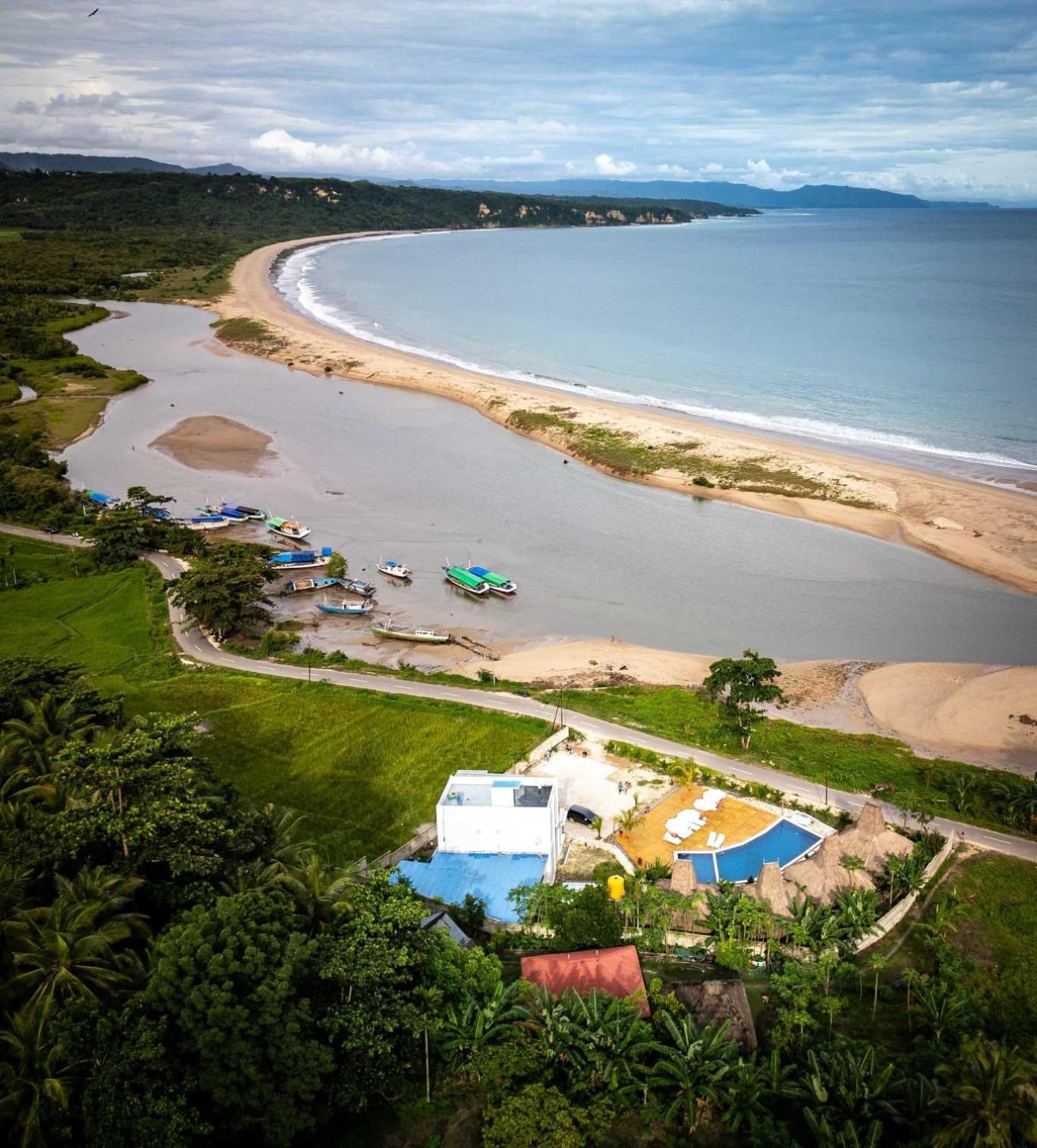 Three Queen Villa And Homestay Waikabubak 外观 照片